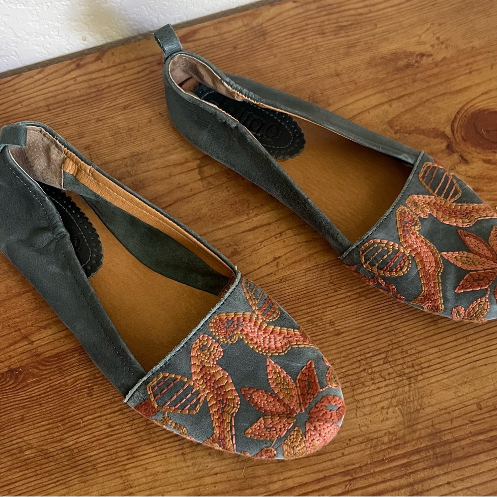 Latigo Embroidered Flats in Green and Orange Size 9